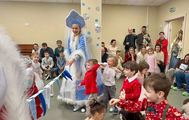 Снегурочка проводит игру с детьми